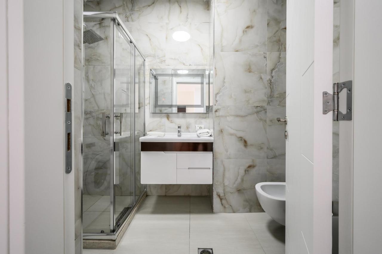 Miku Apartment-Modernly Designed Downtown تيرانا المظهر الخارجي الصورة